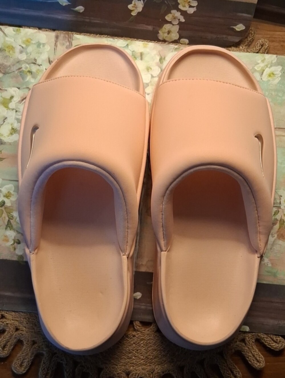 NIKE 🩷 Cute Thick Plushy Women's Pink Blush Platform Slide Sandals - Size 10 - Picture 8 of 8
